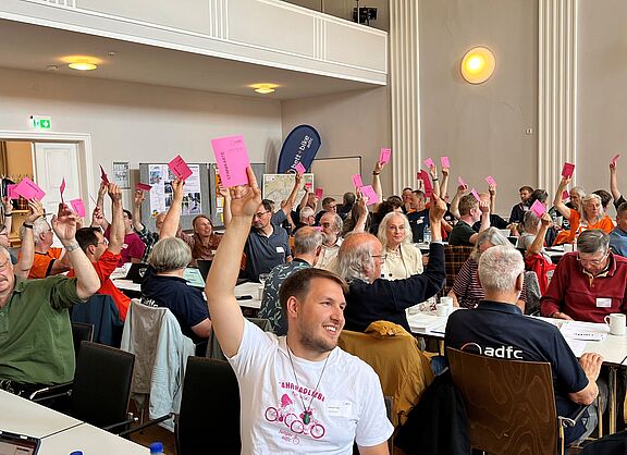 ADFC Bayern: Delegiertenversammlung bei der Abstimmung