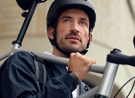Mann schultert Fahrrad