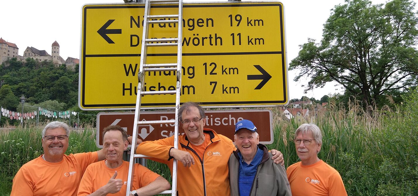Jakobus Radrunde Das erste Schild ist montiert