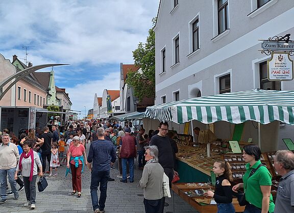 Menschen beim Maimarkt in Rain