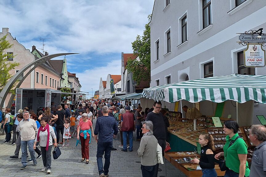Maimarkt in Rain Menschen beim Maimarkt in Rain