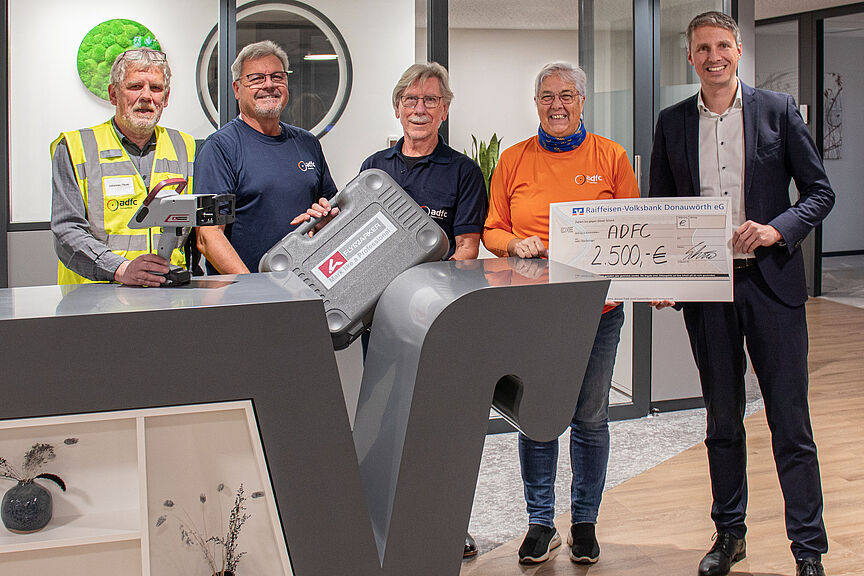 Spendenübergabe für Codierer