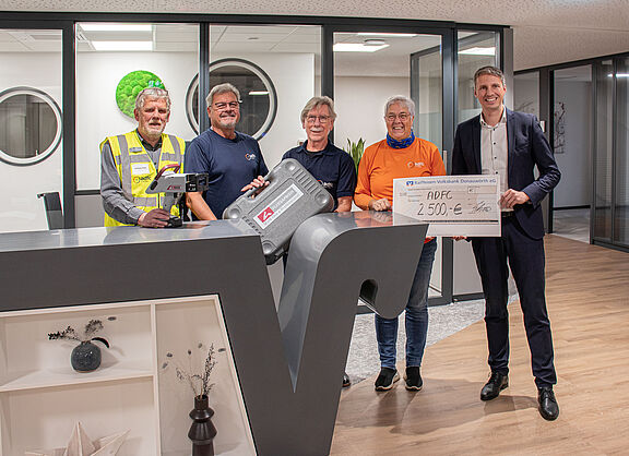 Spendenübergabe für Codierer