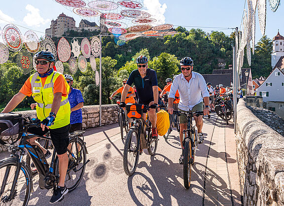 Radler vor malerischer Kulisse Harburgs