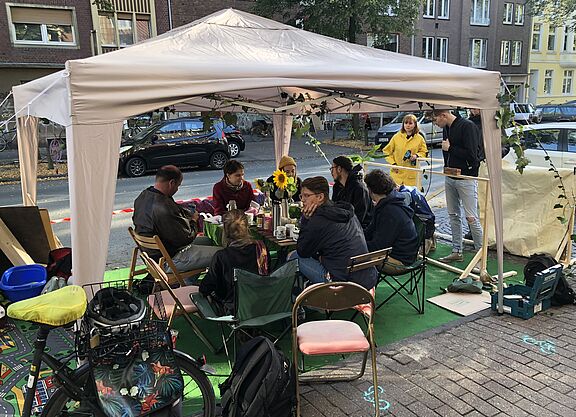 Der ADFC Münster nutzte den Park(ing) Day für ein kleines Straßencafé.