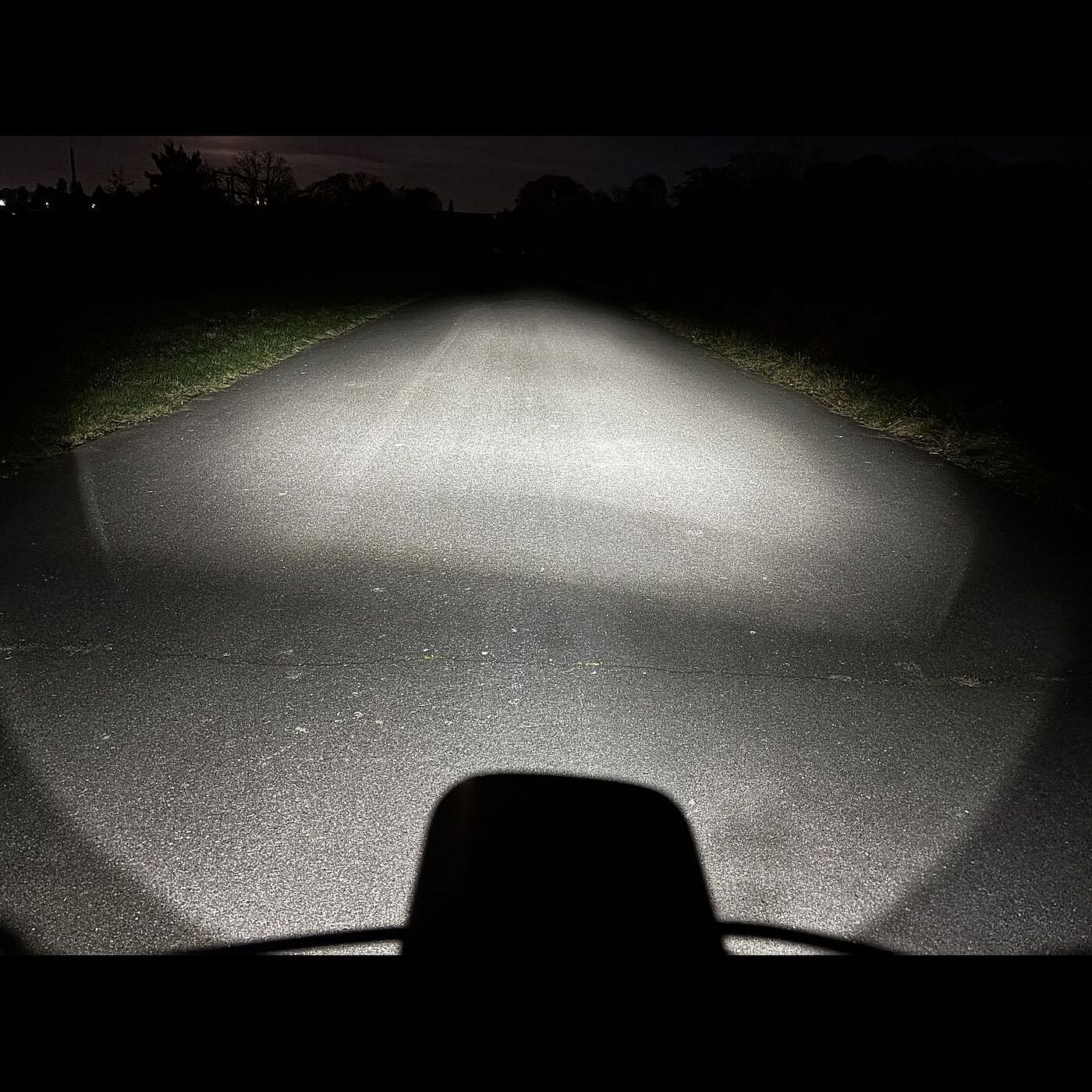 Decathlon Nacht Der Lichtkegel des Decathlon-Scheinwerfers in der höchsten Stufe in dunkler Umgebung.