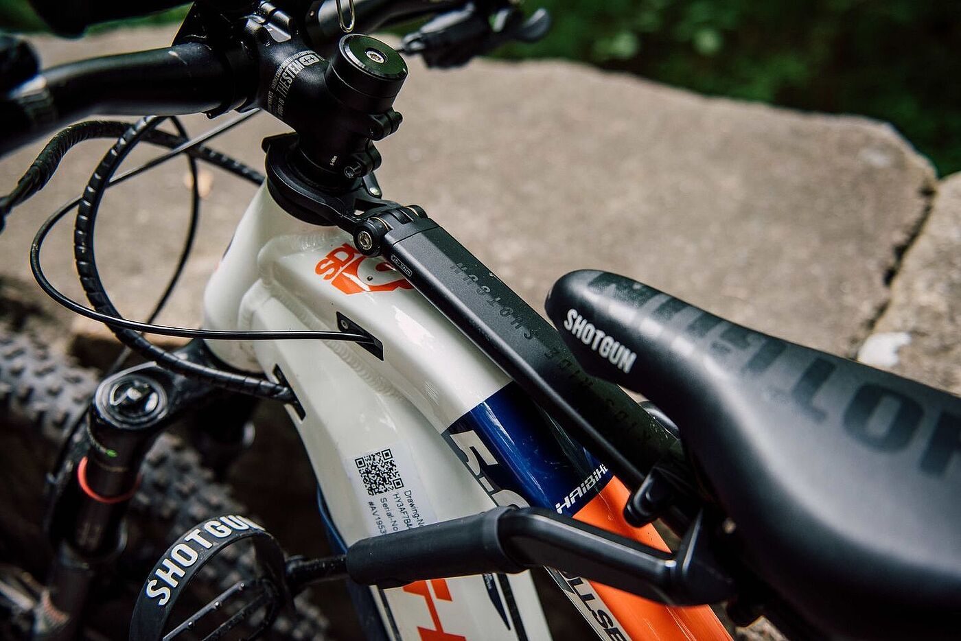 Kindersitz für vorne von Shotgun Kindersitz für vorne von Shotgun am Mountainbike befestigt